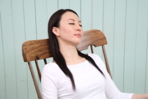落ち着く女性