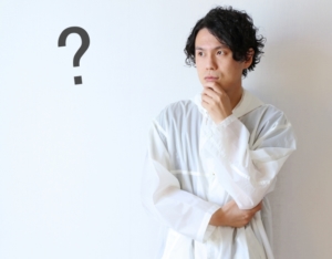 考える