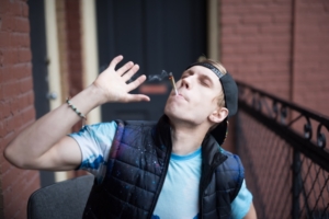 大麻を吸う若者