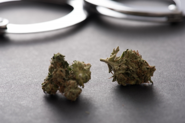 手錠と大麻