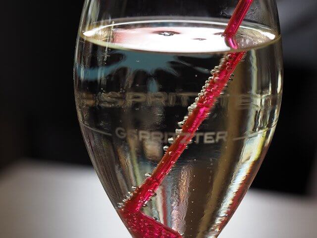 炭酸水とストロー